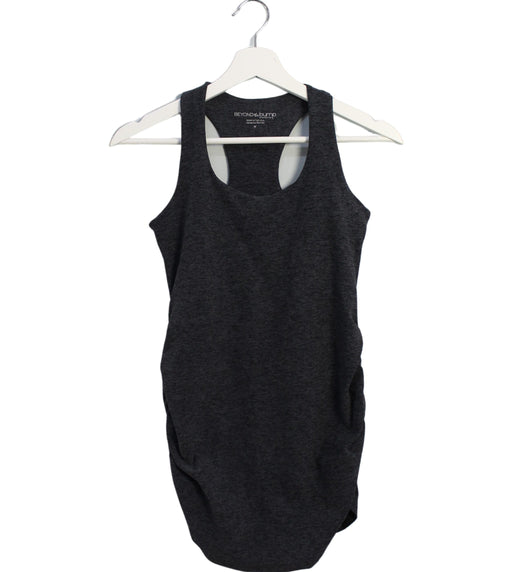 A Grey Sleeveless Tops from Beyond Yoga in size M for maternity. (Front View)