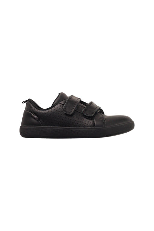 A Black Sneakers from Stride Rite in size 7Y for boy. (Front View)