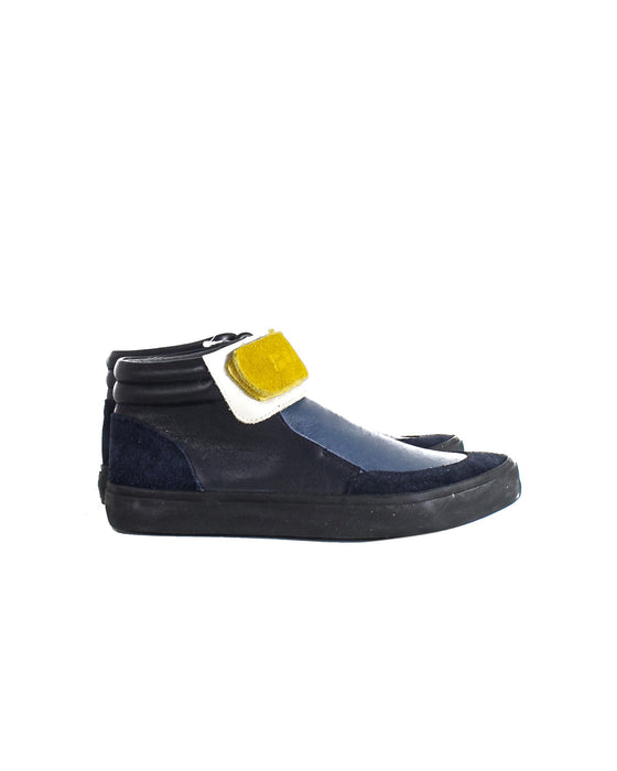 A Navy Sneakers from Bonpoint in size 5T for boy. (Back View)