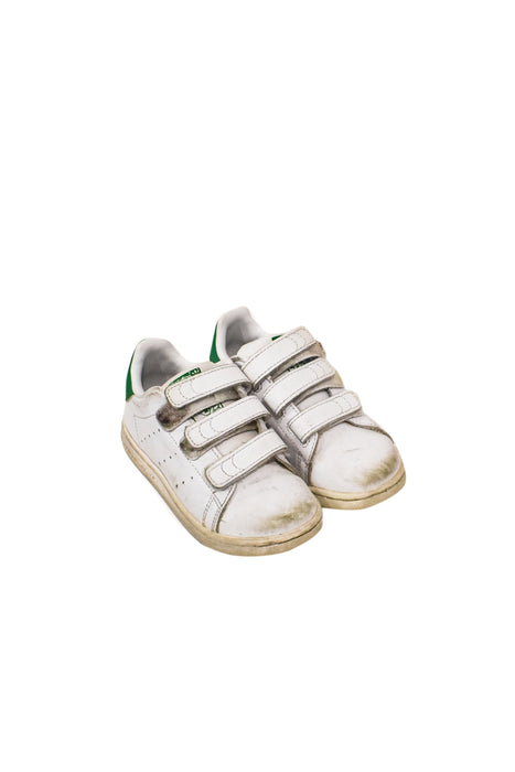 A White Sneakers from Adidas in size 4T for girl. (Front View)