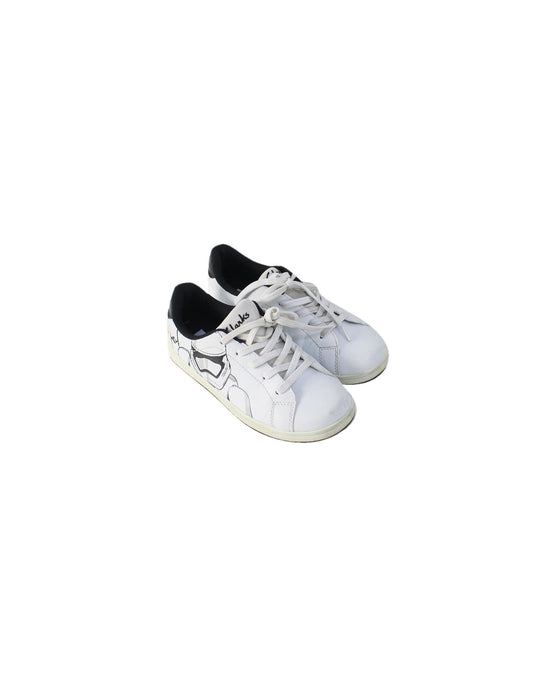 A White Sneakers from Clarks in size 7Y for girl. (Front View)