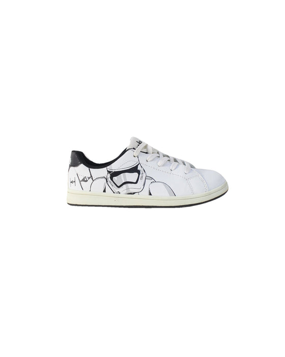 A White Sneakers from Clarks in size 7Y for girl. (Back View)