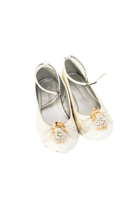 A White Flats from Nicholas & Bears in size 4T for girl. (Front View)