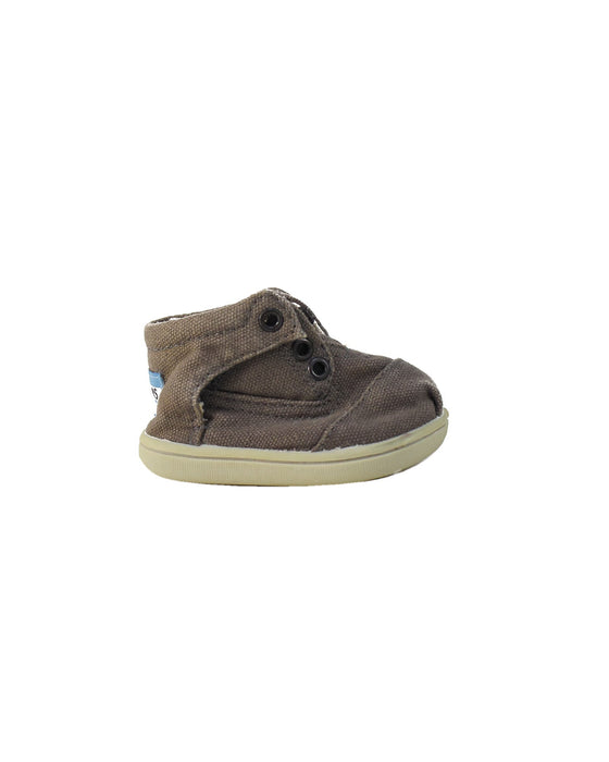 A Brown Casual Boots from Toms in size 6-12M for boy. (Back View)