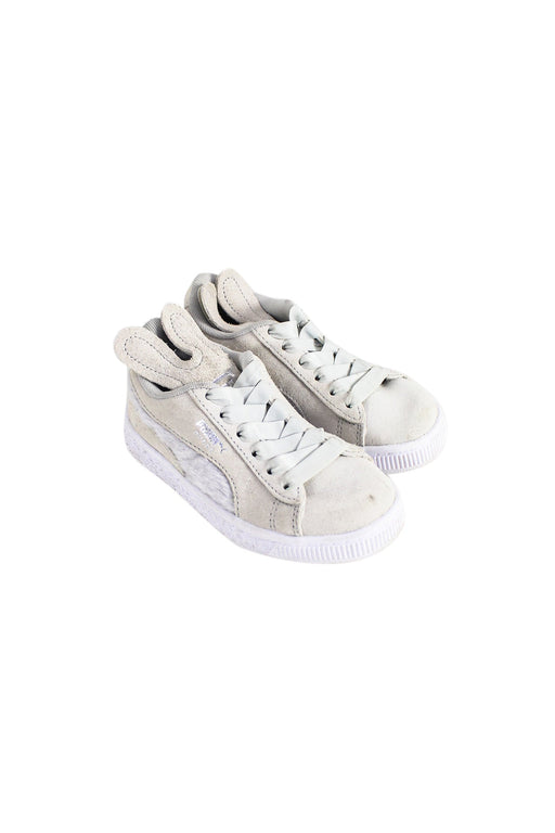 A Ivory Sneakers from Puma in size 4T for girl. (Front View)