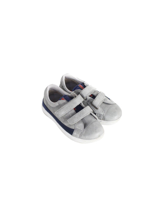 A Grey Sneakers from Prada in size 4T for boy. (Front View)