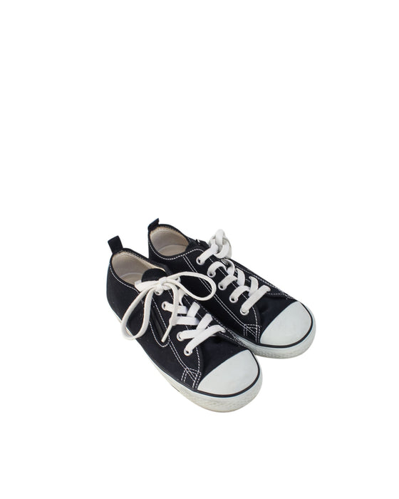 A Black Sneakers from Converse in size 7Y for girl. (Front View)