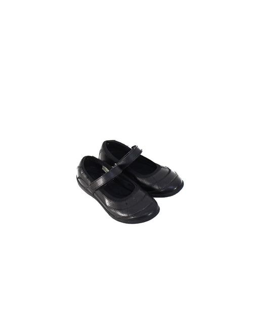 A Black Flats from Hush Puppies in size 7Y for girl. (Front View)