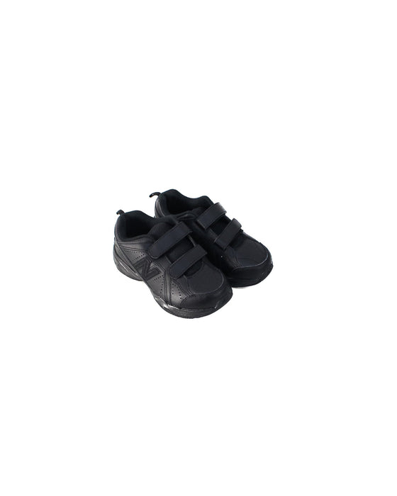 A Black Sneakers from New Balance in size 7Y for boy. (Front View)