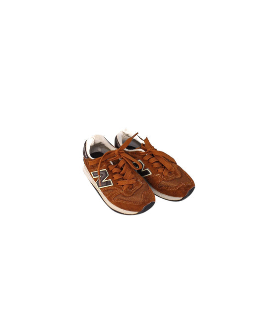 A Brown Sneakers from New Balance in size 5T for boy. (Front View)