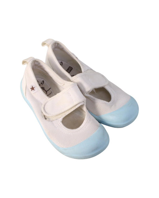 A White Flats from Moonstar in size 6T for girl. (Front View)