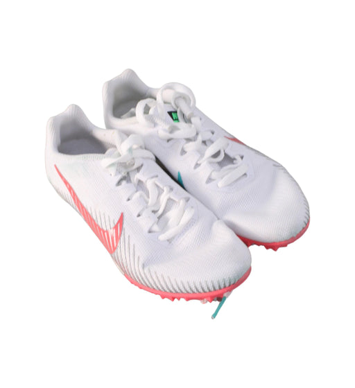 A White Cleats/Soccer Shoes from Nike in size 7Y for boy. (Front View)