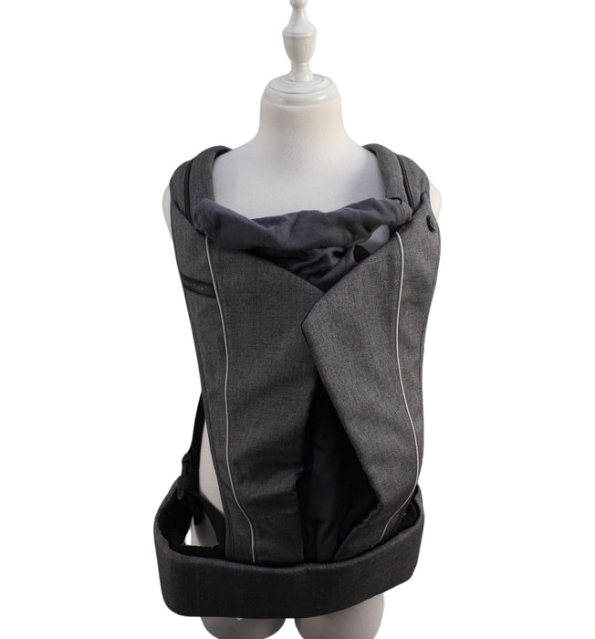 A Grey Baby Carriers from Cybex in size O/S for neutral. (Front View)
