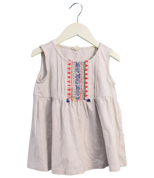 A Beige Sleeveless Tops from Momonittu in size 6T for girl. (Front View)