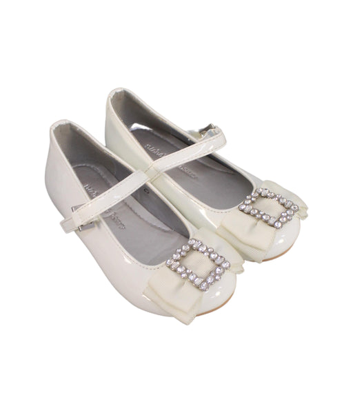 A White Flats from Nicholas & Bears in size 3T for girl. (Front View)