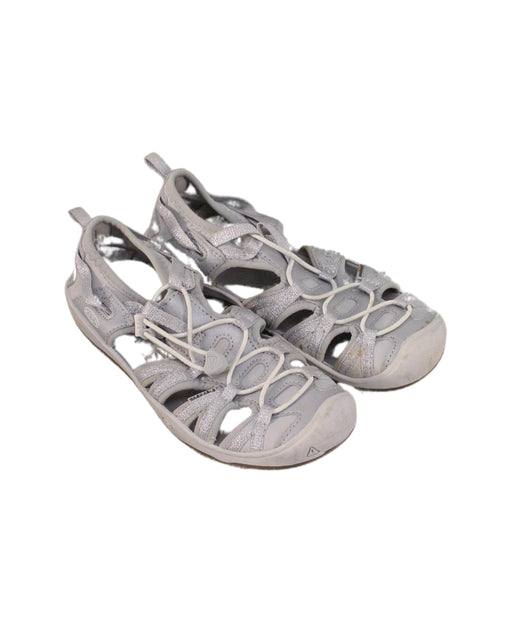 A Grey Sandals from Keen in size 9Y for girl. (Front View)