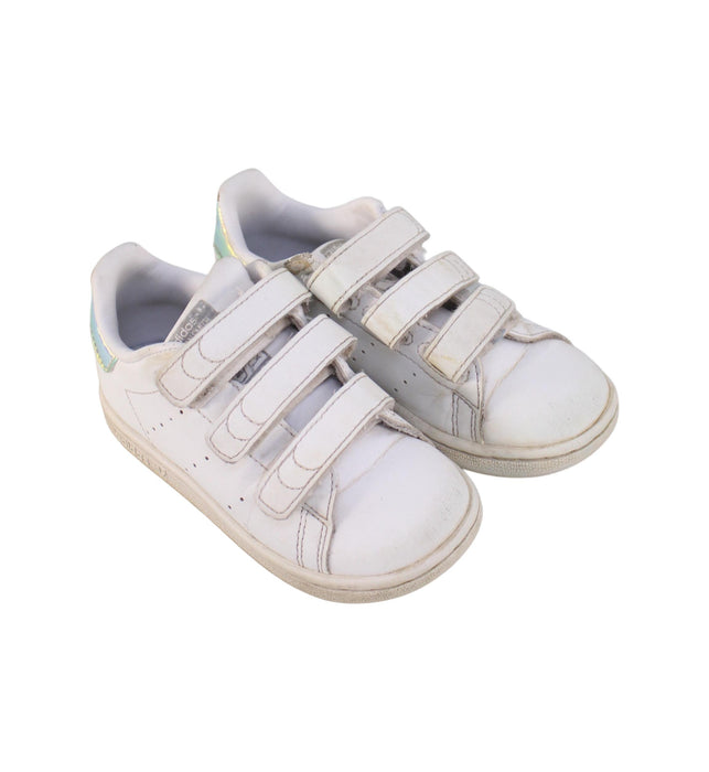 A White Sneakers from Adidas in size 3T for girl. (Front View)