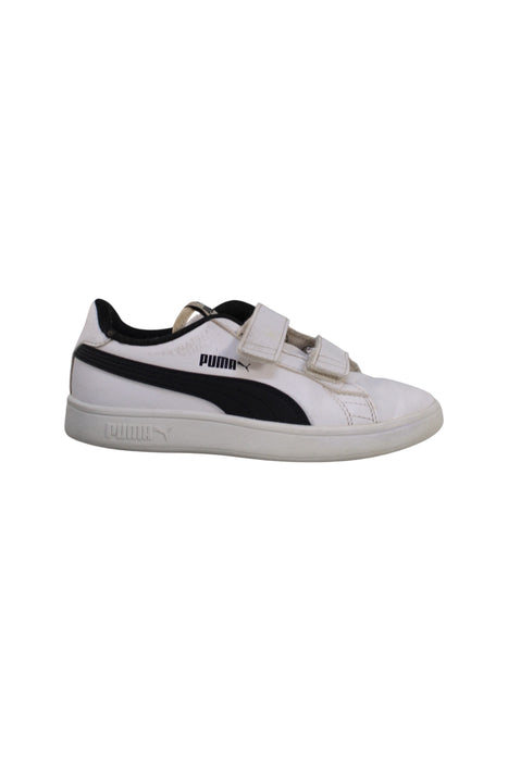 A White Sneakers from Puma in size 7Y for neutral. (Back View)