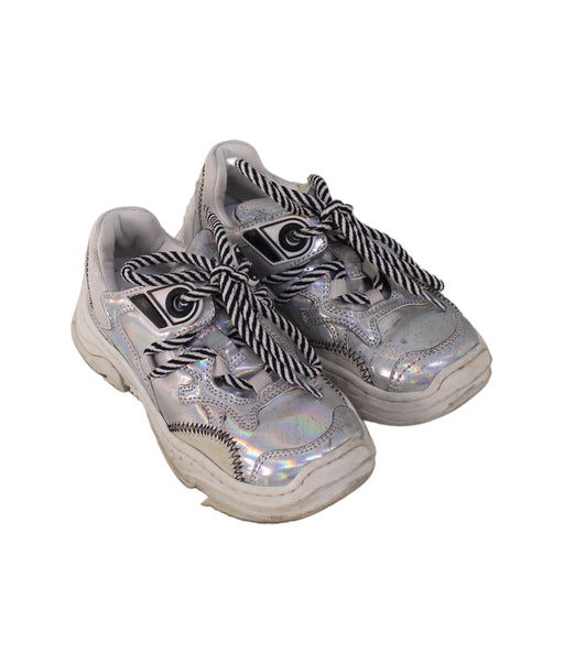 A Silver Sneakers from Nº21 in size 5T for girl. (Front View)