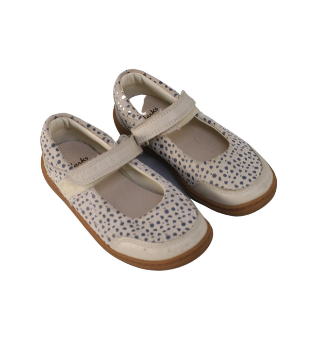 A Beige Flats from Clarks in size 4T for girl. (Front View)