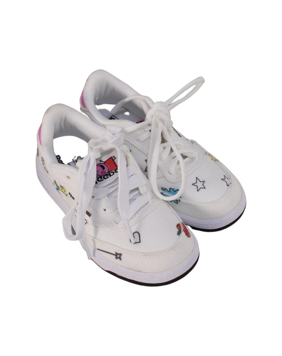 A White Sneakers from Reebok in size 5T for girl. (Front View)