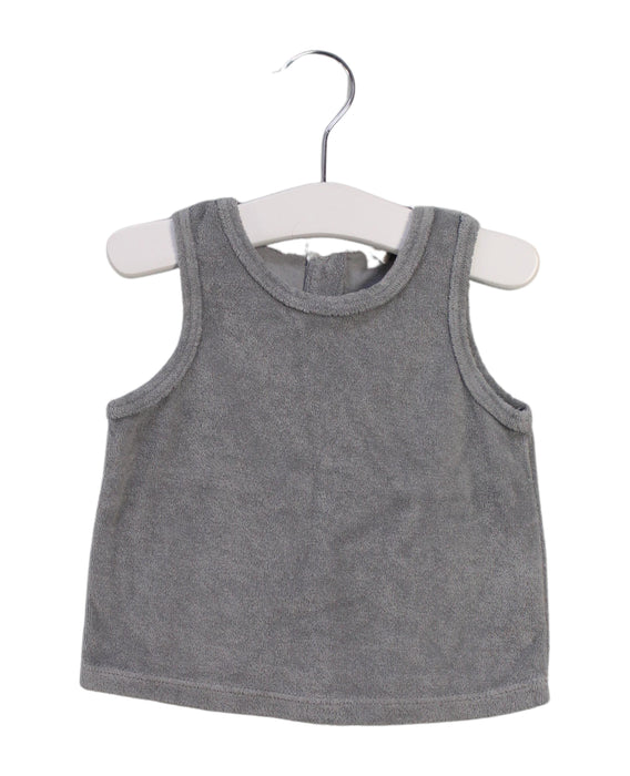 A Grey Sleeveless Tops from Quincy Mae in size 6-12M for girl. (Front View)