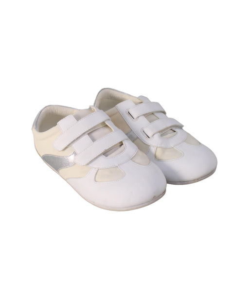 A White Sneakers from WiNK in size 7Y for girl. (Front View)