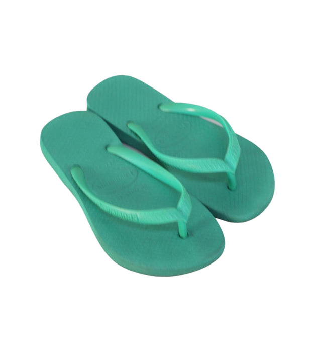 A Green Flip Flops from Havaianas in size 6T for girl. (Front View)