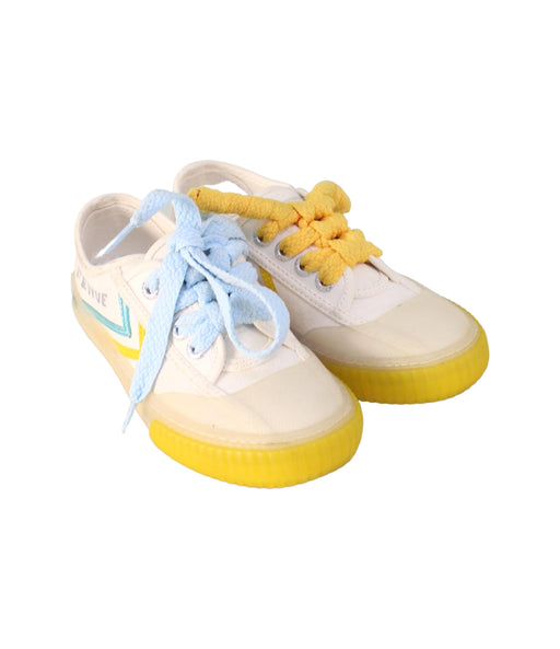 A White Sneakers from Feiyue in size EU31 for girl. (Front View)