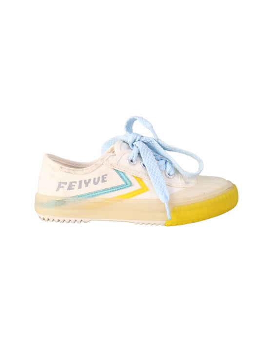 A White Sneakers from Feiyue in size EU31 for girl. (Back View)