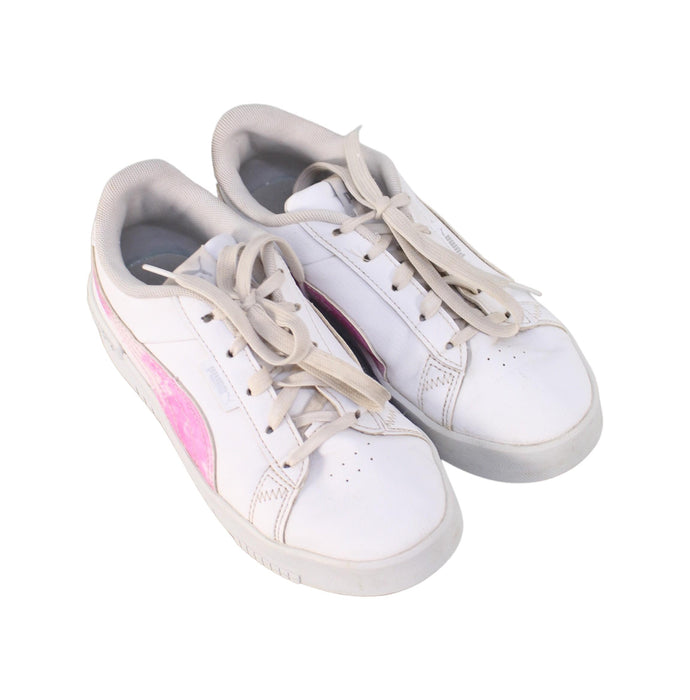 A White Sneakers from Puma in size 7Y for girl. (Front View)