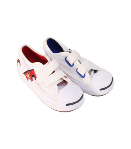 A White Sneakers from Converse in size 4T for boy. (Front View)