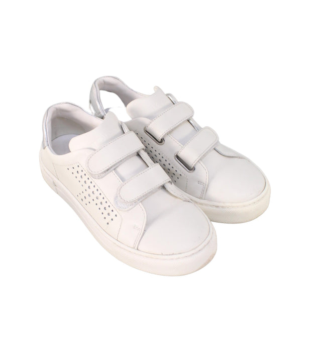 A White Sneakers from Tod’s in size 7Y for girl. (Front View)