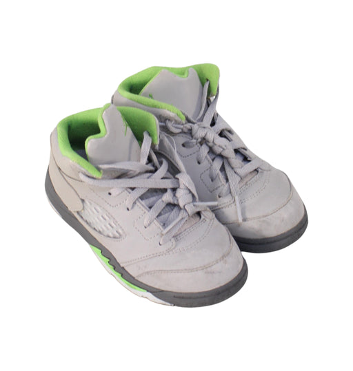 A Grey Sneakers from Air Jordan in size 4T for boy. (Front View)