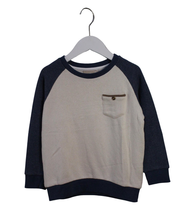 A Ivory Crewneck Sweatshirts from Chickeeduck in size 5T for boy. (Front View)