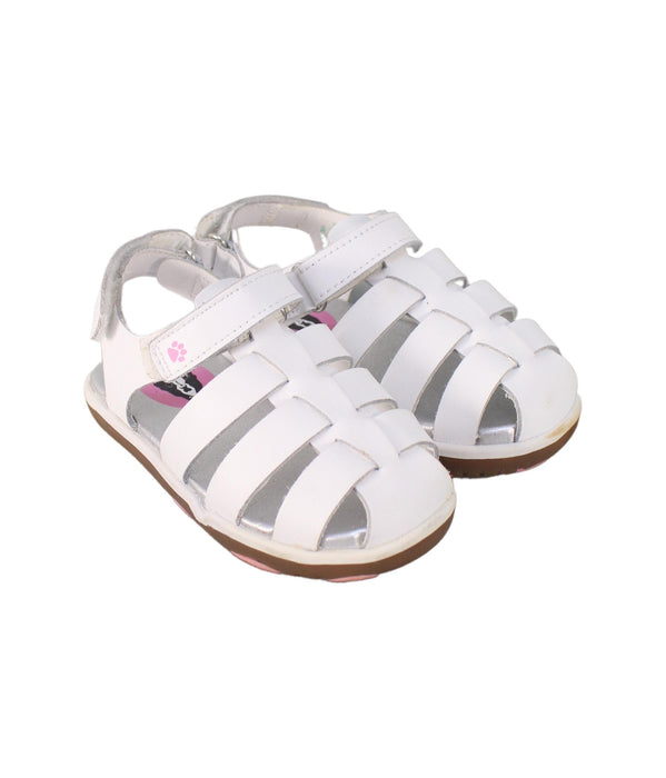 A White Sandals from Hush Puppies in size 3T for girl. (Front View)