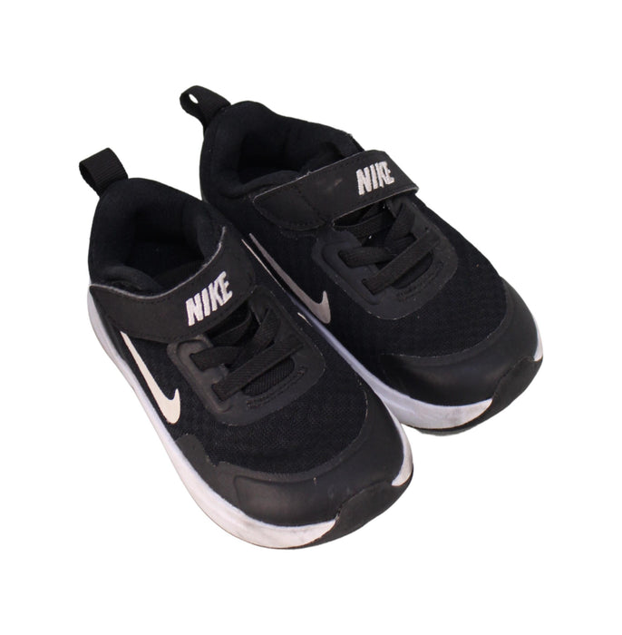 A Black Sneakers from Nike in size 18-24M for boy. (Front View)