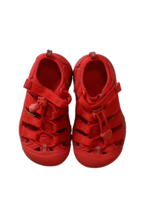 A Red Sandals from Keen in size 5T for boy. (Back View)