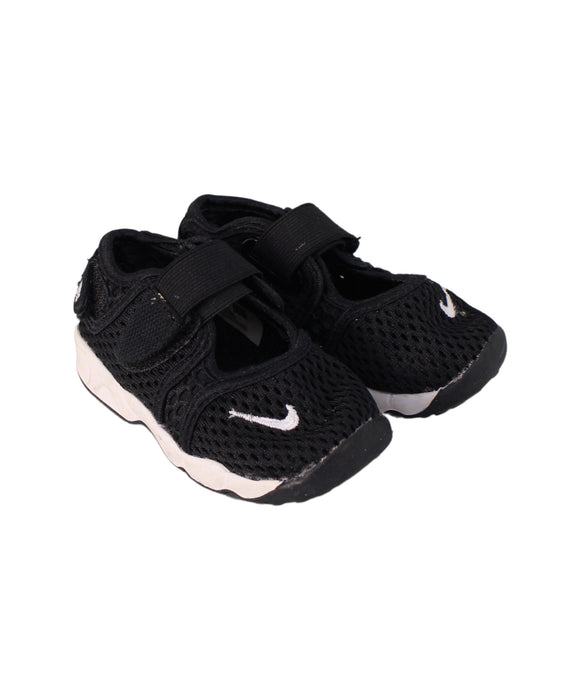 A Black Sneakers from Nike in size 18-24M for boy. (Front View)