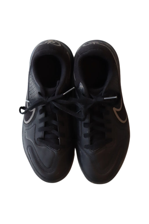 A Black Sneakers from Nike in size 7Y for boy. (Front View)
