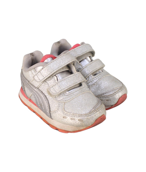 A Silver Sneakers from Puma in size 12-18M for boy. (Front View)