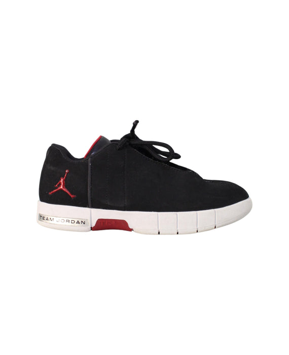 A Black Sneakers from Air Jordan in size 6T for boy. (Back View)