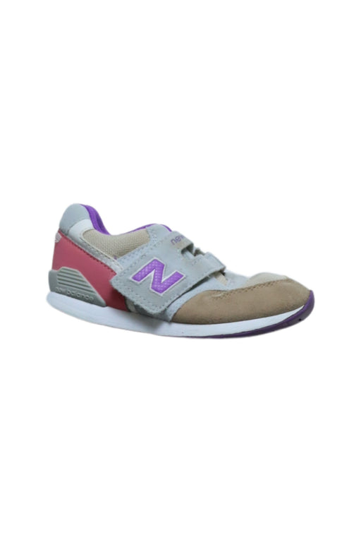 A Beige Sneakers from New Balance in size 4T for girl. (Front View)