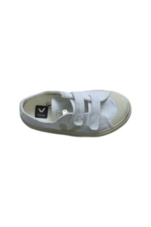 A White Sneakers from Veja in size 4T for girl. (Front View)
