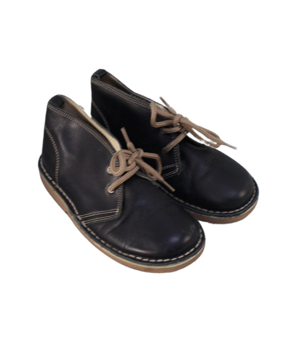 A Black Casual Boots from La Coqueta in size 6T for boy. (Front View)