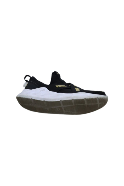 A Black Sneakers from Puma in size 7Y for boy. (Front View)