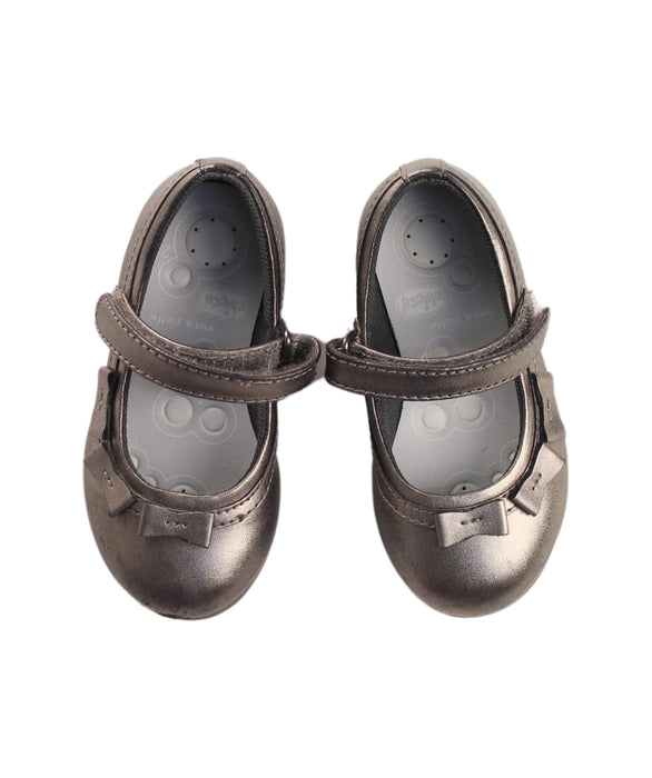 A Brown Flats from Chicco in size 12-18M for girl. (Back View)