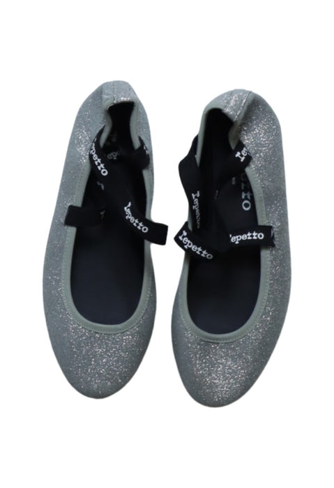 A Grey Flats from Repetto in size 11Y for girl. (Back View)