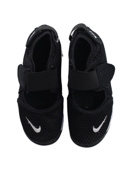 A Black Sneakers from Nike in size 7Y for boy. (Back View)