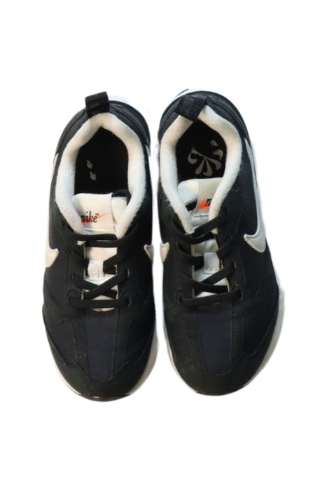 A White Sneakers from Nike in size 5T for boy. (Back View)